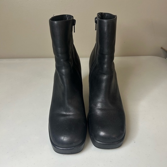 Jeffrey Campbell Bootie Platform Heel Distressed  Black Leather Zip Size 9 EUC - Picture 3 of 5